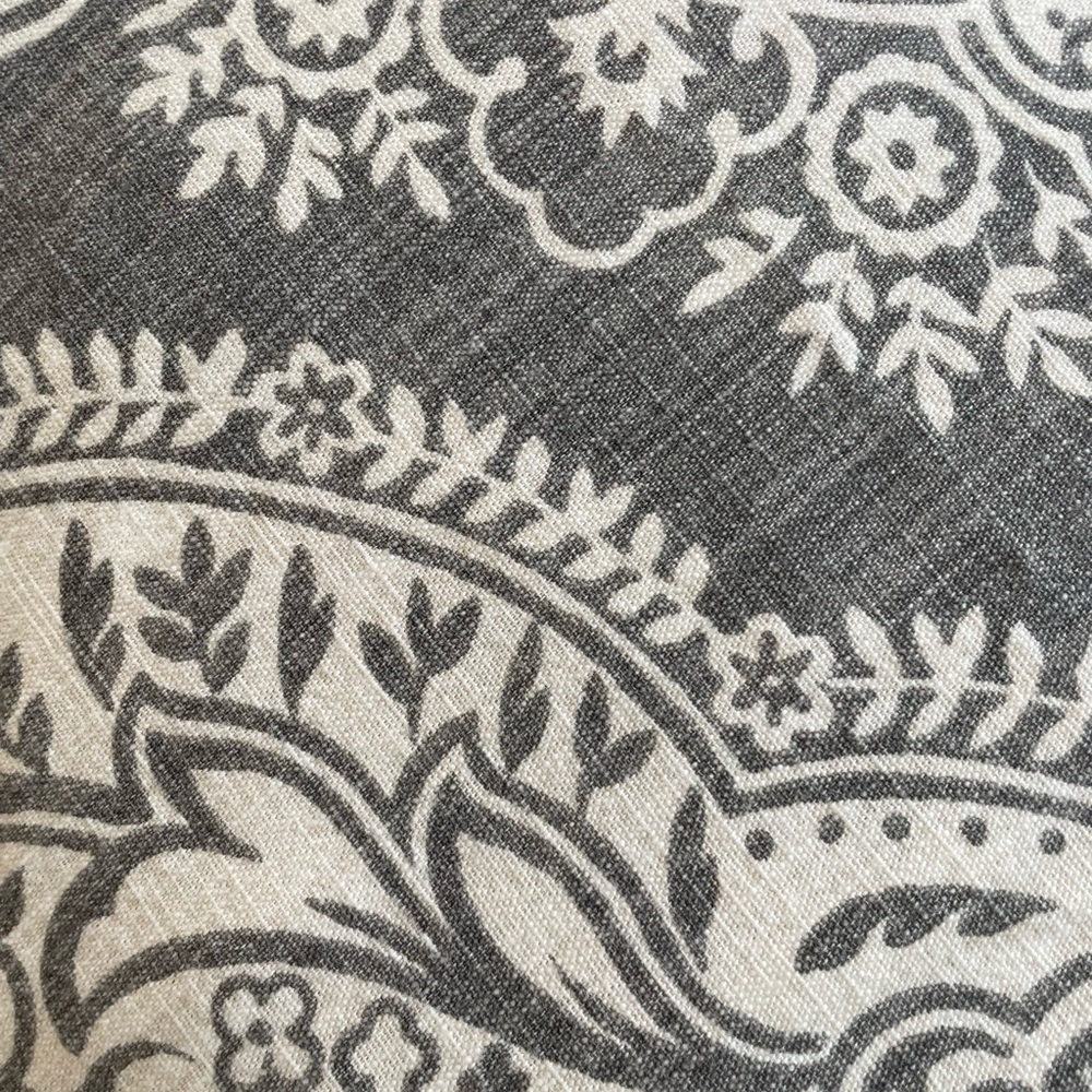 Tahari Duvet Cover for King in Gray Paisley + 1 King Sham